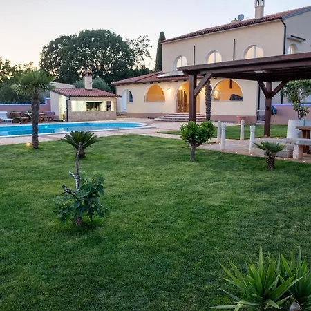 ゲストハウス Via Flavia With Common Pool 4*