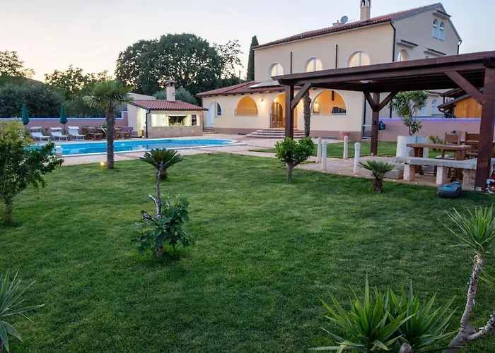 Gostinjska kuća Via Flavia With Common Pool 4*