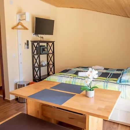 Maison d'hôtes Via Flavia With Common Pool Labinci